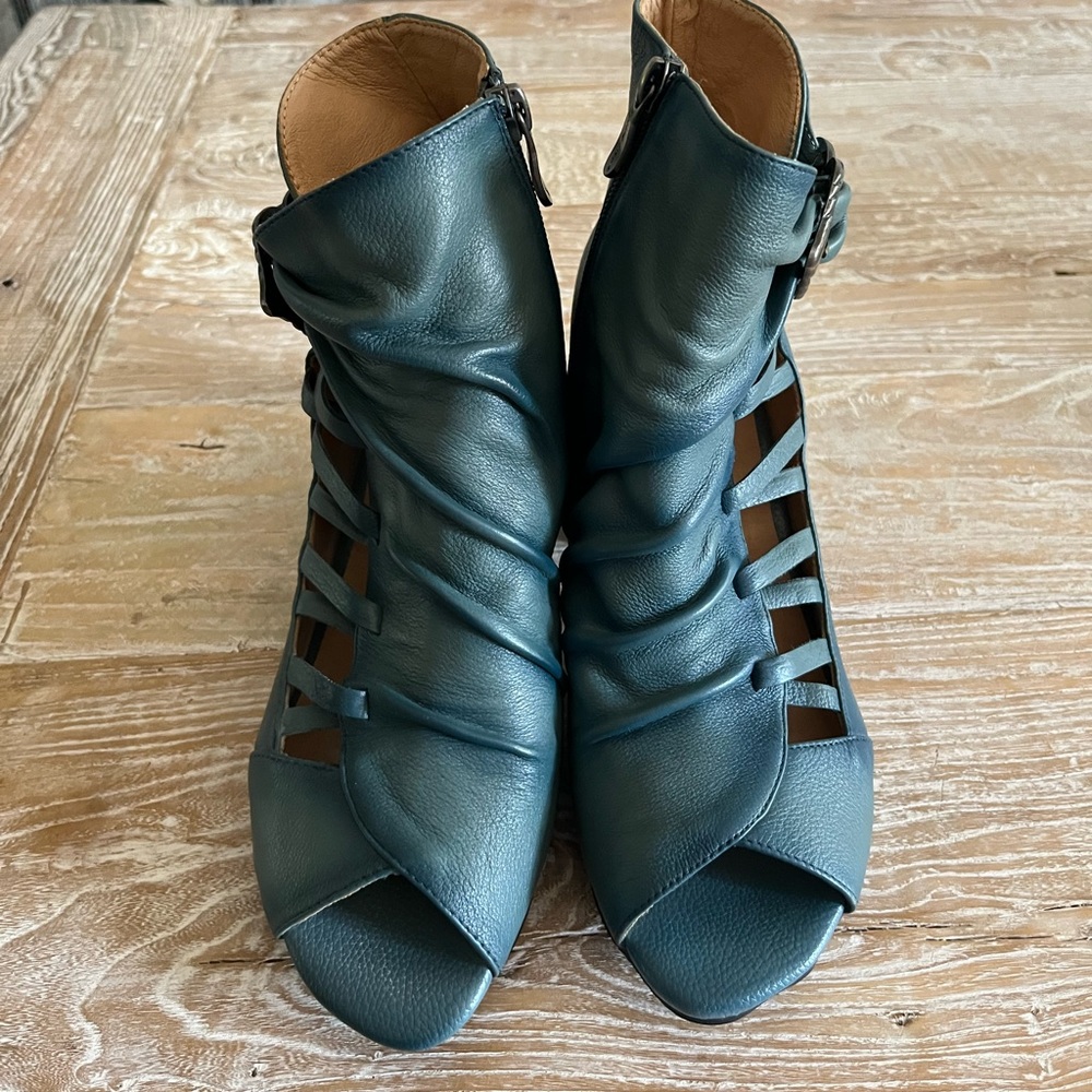 L’Artiste by Spring Step leather  shootie bootie size 39/ us 8.5 denim blue.